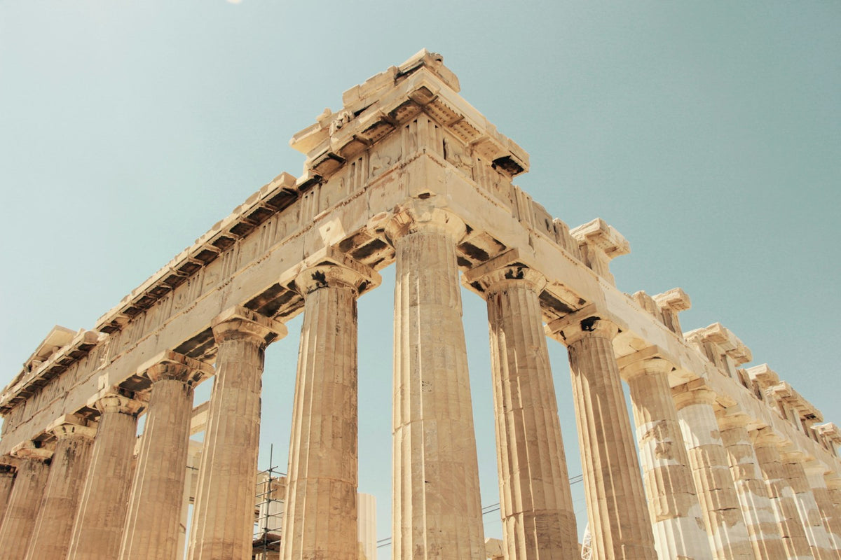 Les colonnes du Parthénon à Athènes vues en contre-plongée sous un ciel bleu