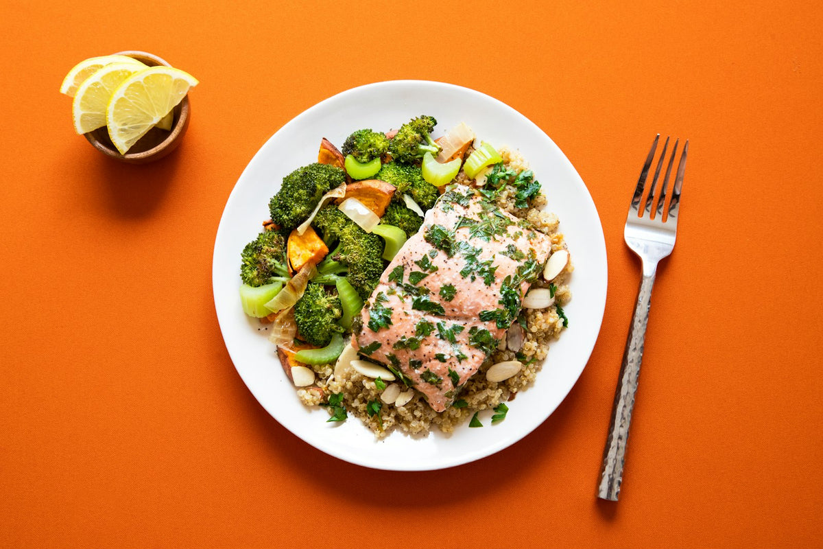Assiette équilibrée avec un pavé de saumon aux herbes sur du quinoa, brocolis rôtis et céleri