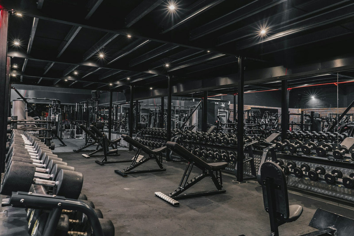 Salle de sport équipée de machines, de bancs et de poids